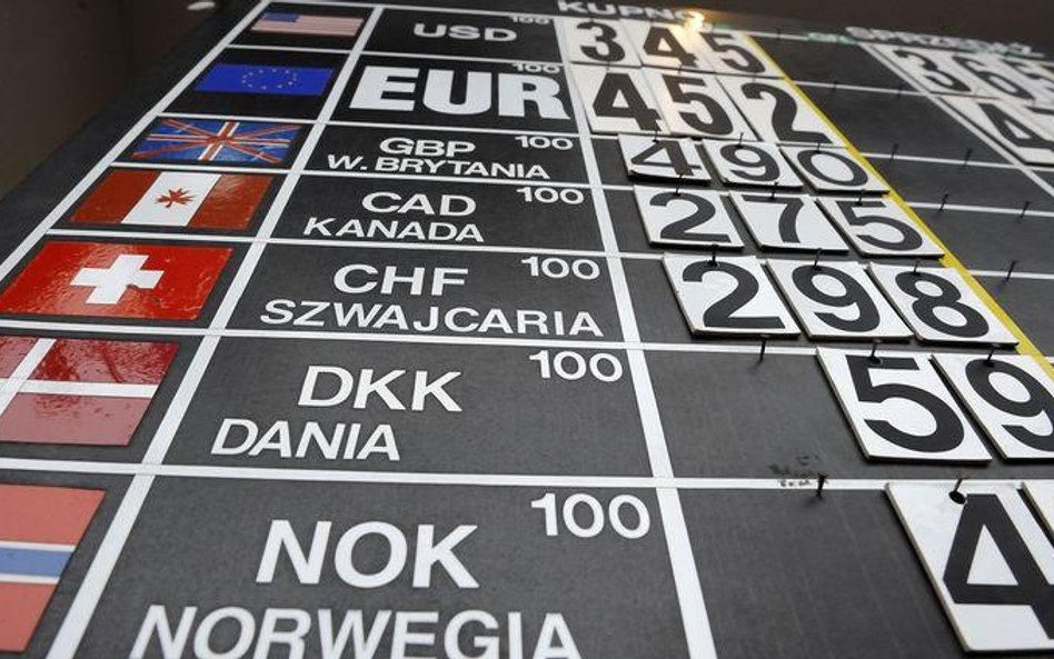 Złoty mozolnie pnie się w górę