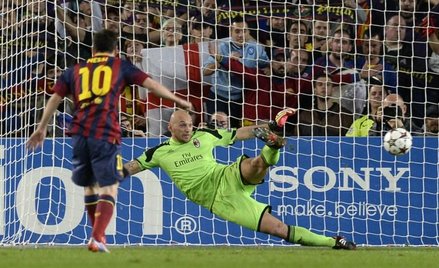 Leo Messi strzela pierwszą bramkę Milanowi