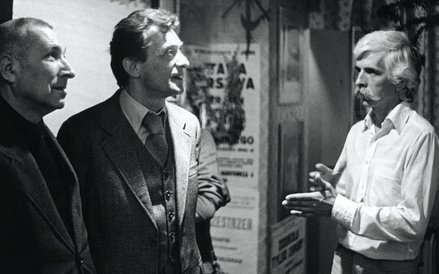 W pracowni Janusza Petrykowskiego ze Stefanem Gierowskim