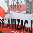 Transparenty antyemigracyjne pojawiły się podczas Marszu Niepodległości 11 listopada 2017 r.