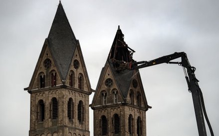 Rozbiórka wież neoromańskiej katedry św. Lamberta w Immerath
