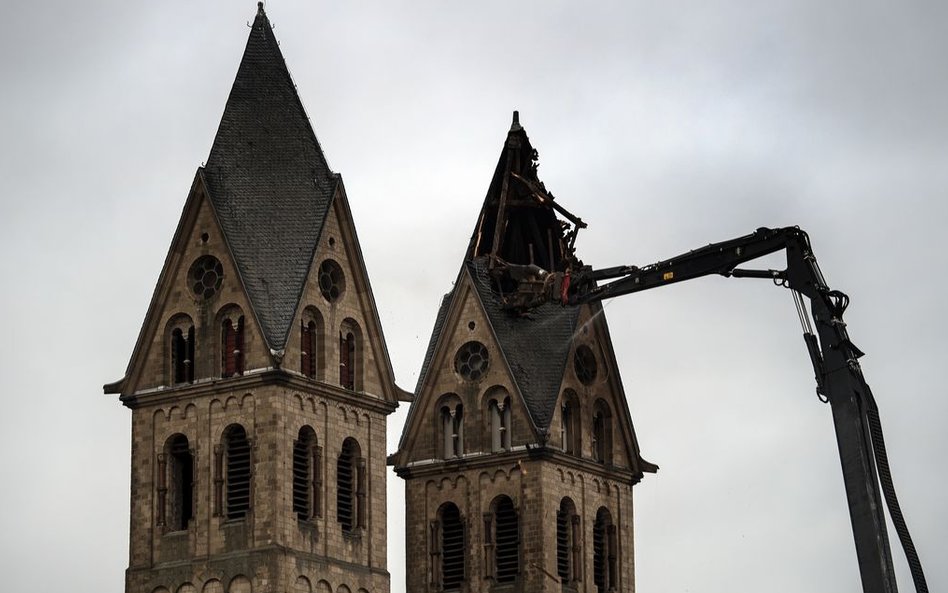 Rozbiórka wież neoromańskiej katedry św. Lamberta w Immerath