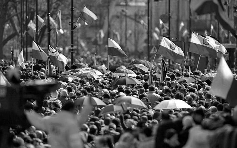 Zmęczeni i głodni czekają w kolejce