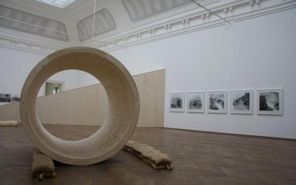 Goshka Macuga, Jestem staję się śmiercią, 2009, instalacja, widok wystawy w Kunsthalle Basel, 2009, 