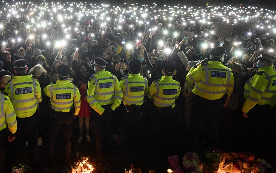 Policjant oskarżony o morderstwo kobiety. Protest w Londynie