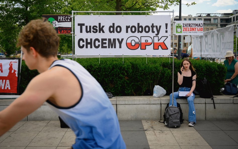 Protestujący zbierają podpisy pod poparciem budowy Centralnego Portu Komunikacyjnego, po tym jak pro