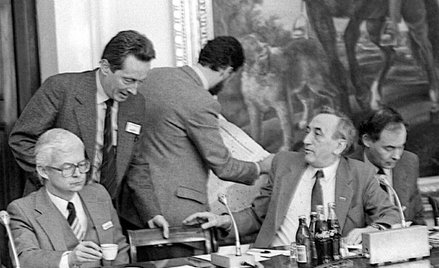 Manipulacją skłoniono Tadeusza Mazowieckiego (z prawej) do startu w wyborach prezydenckich, tylko po