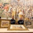 Karabinierzy pozują z obrazami Paula Cezanne'a, Henri Matisse'a i Pierre'a-Auguste'a Renoira odzyska