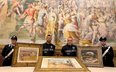 Karabinierzy pozują z obrazami Paula Cezanne'a, Henri Matisse'a i Pierre'a-Auguste'a Renoira odzyska