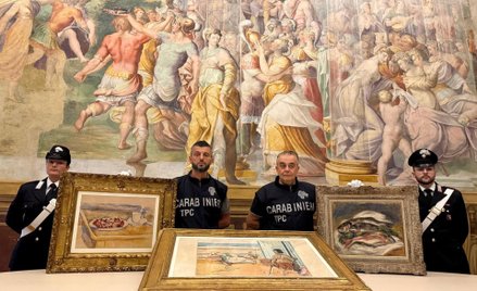 Karabinierzy pozują z obrazami Paula Cezanne'a, Henri Matisse'a i Pierre'a-Auguste'a Renoira odzyska