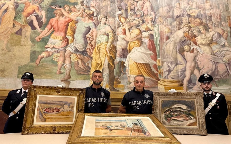 Karabinierzy pozują z obrazami Paula Cezanne'a, Henri Matisse'a i Pierre'a-Auguste'a Renoira odzyska