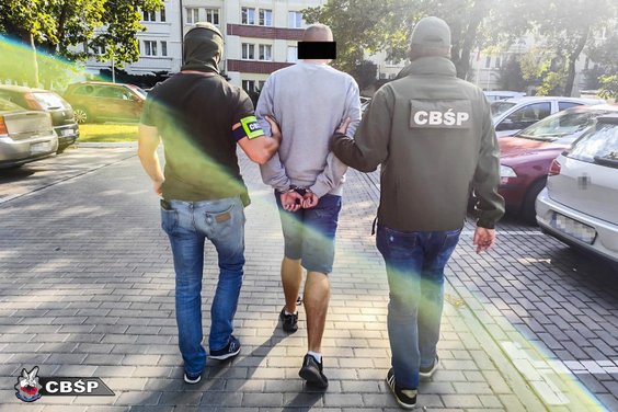 Wśród zatrzymanych jest urzędnik, który na potrzeby przestępców identyfikował wozy policyjne