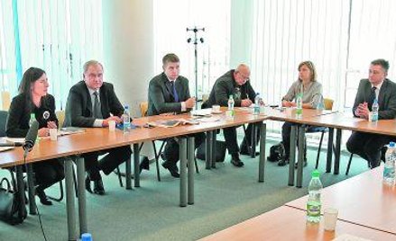 Siedzą od lewej: Maciej Hoffman, Izba Wydawców Prasy, mec. Marzena Wojciechowska, radca prawny IWP, 