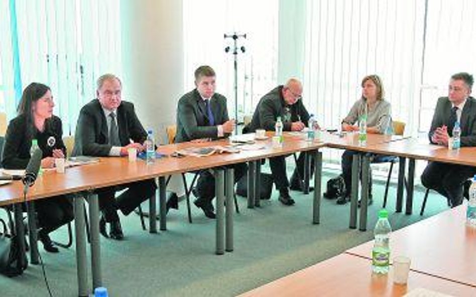 Siedzą od lewej: Maciej Hoffman, Izba Wydawców Prasy, mec. Marzena Wojciechowska, radca prawny IWP, 