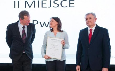 Agnieszka Ostaszewska, patner w dziale audytu, odebrała dyplom w imieniu PwC