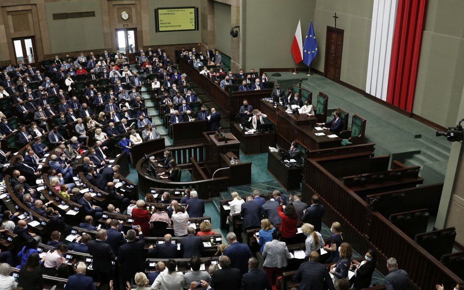 Sondaż: Jaki rząd na czas wojny? PiS lub opozycja nie jest pierwszym wyborem