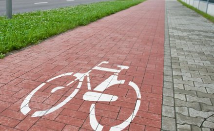 Sąd o zezwoleniu na przejazd autem po ścieżce rowerowej