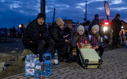 Sondaż: Polacy popierają przyjęcie ukraińskich uchodźców