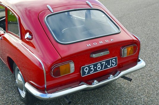 W coupé pokrywa bagażnika pełniła funkcję jakby trzecich drzwi...