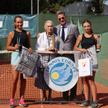 Agata Skorupska (pierwsza z lewej) i Kornelia Krześniak (pierwsza z prawej) z Izabellę Sierakowską-T
