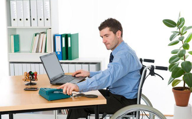 Przetargi: więcej firm da pracę niepełnosprawnym