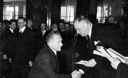 Wiceprezydent Warszawy Julian Spitosław Kulski wręcza nagrody pracownikom stołecznej elektrowni, cze