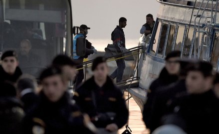 Port w Mitylenie. Deportowanie imigranci wsiadają na statek, który zabierze ich do Turcji