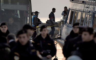 Port w Mitylenie. Deportowanie imigranci wsiadają na statek, który zabierze ich do Turcji