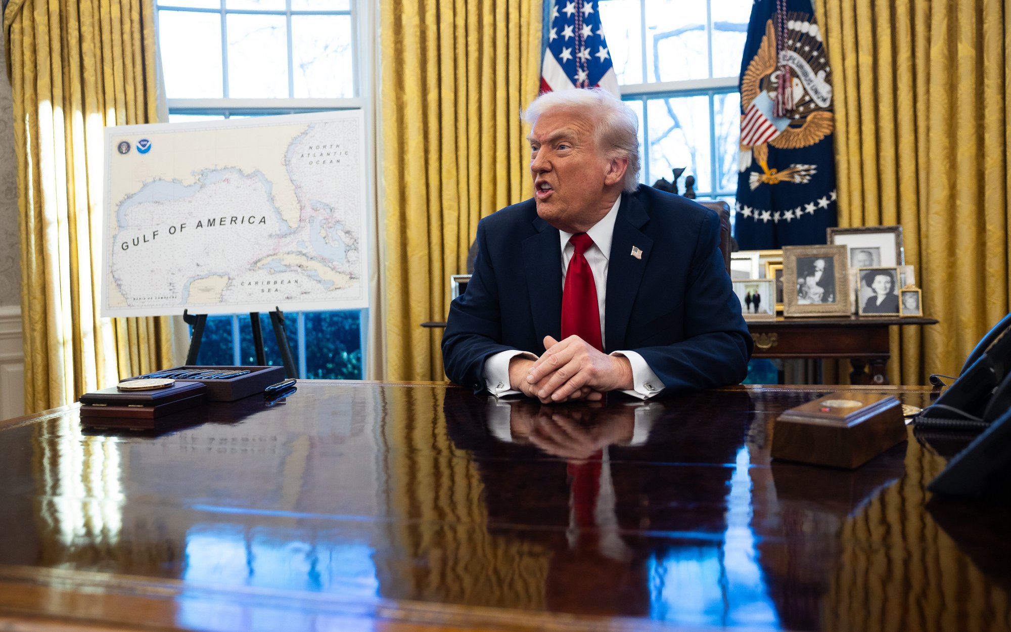 Dělá Trump úmyslně v USA do recese? Horší a horší předpovědi ekonomů