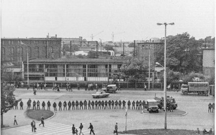 Tzw. siły porządkowe użyły w walce m.in. petard gazowych. Zasnuty dymem plac zyskał nową nazwę – Gaz