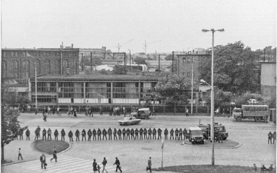 Tzw. siły porządkowe użyły w walce m.in. petard gazowych. Zasnuty dymem plac zyskał nową nazwę – Gaz