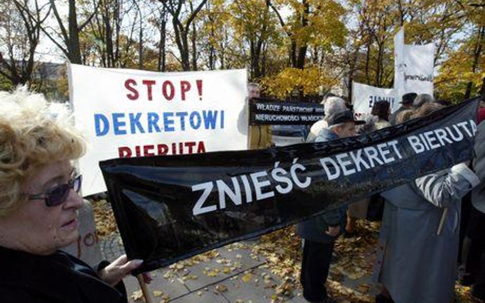 Demonstracja w Warszawie przeciw korzystaniu przez władze miasta z dekretu Bieruta