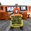 Protest Greenpeace przed rafinerią w La Mede