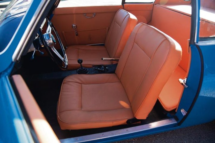 Jest skromnie. We wnętrzu najlepiej widać, jaką drogę przeszli projektanci aut przez ostatnie 60 lat