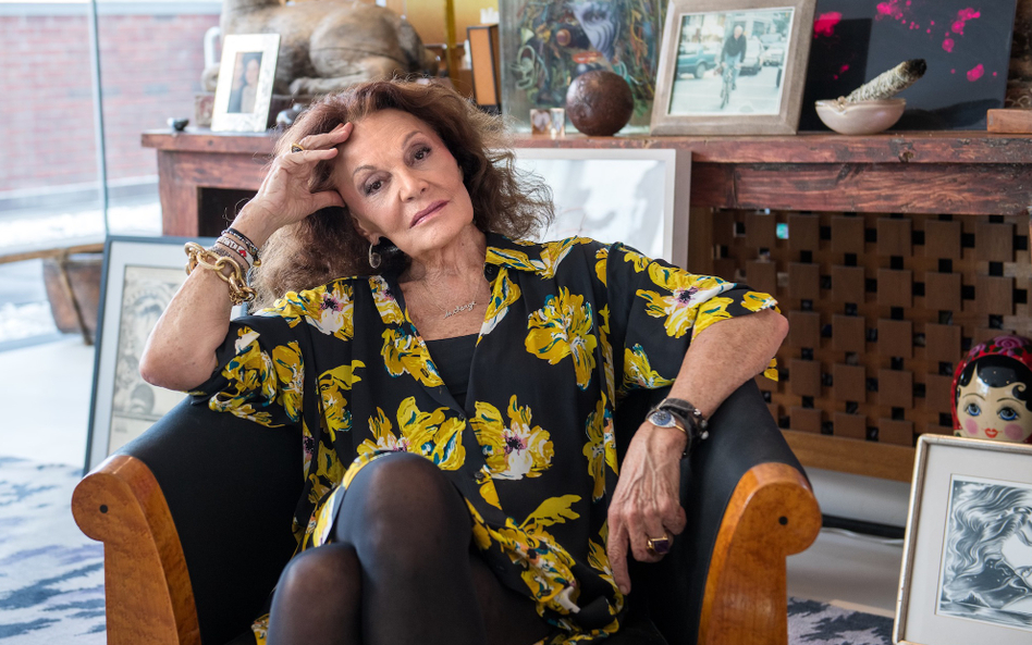 Diane von Furstenberg (właściwie Diane Simone Michele Halfin) założyła swoją firmę w 1970 roku w Now