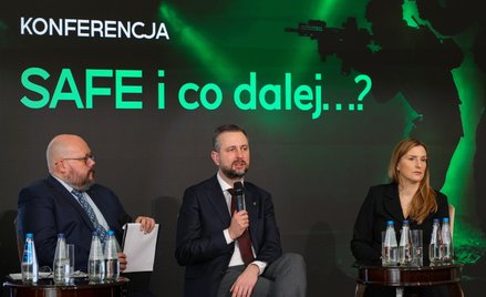 Wicepremier, minister obrony narodowej Władysław Kosiniak-Kamysz (C), dziennikarz Juliusz Sabak (L) 
