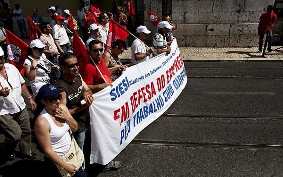 Członkowie jednego z największych związków zawodowych w Portugalii - CGTP - protestują na ulicach Li