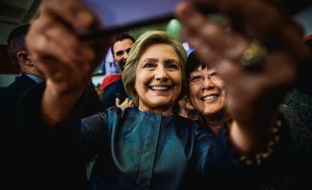 Hillary Clinton z entuzjastami kampanii podczas postoju w kalifornijskim Oakland 6 maja. Bardzo wyst
