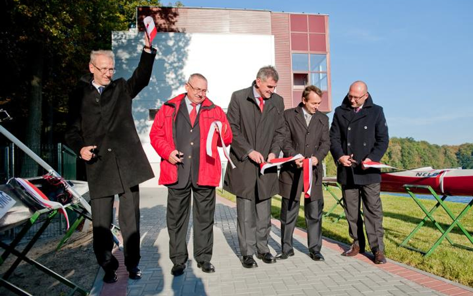W przecięciu symbolicznej wstęgi udział wzięli (od lewej): Ryszard Stachurski, wiceminister Sportu i