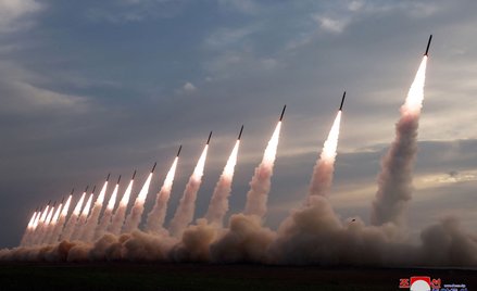 Zdjęcie pokazuje próbny wystrzał superdużej artylerii rakietowej kal. 600 mm w Korei Północnej