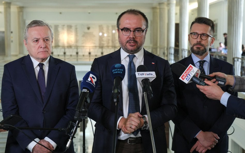 Posłowie PiS, od lewej: Piotr Gliński, Paweł Jabłoński i Radosław Fogiel podczas konferencji prasowe