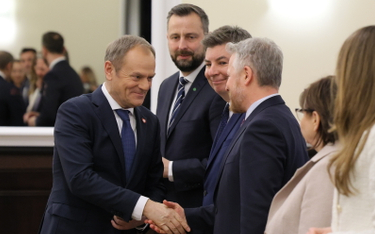 Premier Donald Tusk (L), szef Kancelarii Prezesa Rady Ministrów Jan Grabiec (3L) i wicepremier, mini