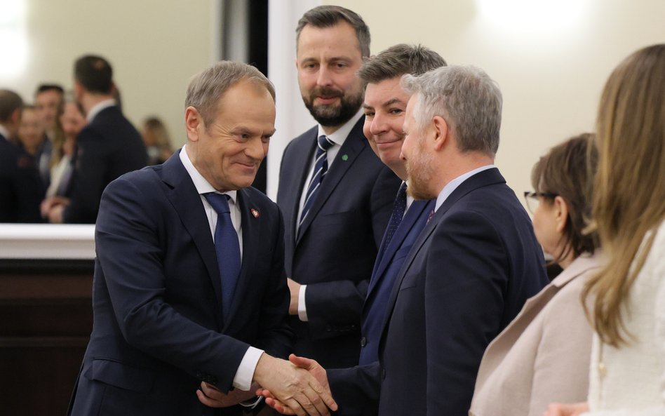 Premier Donald Tusk (L), szef Kancelarii Prezesa Rady Ministrów Jan Grabiec (3L) i wicepremier, mini