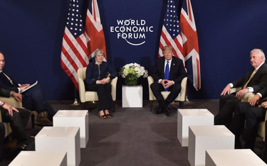 Prezydent USA Donald Trump (na zdjęciu z premier Wielkiej Brytanii Theresą May) przyjechał do Davos 