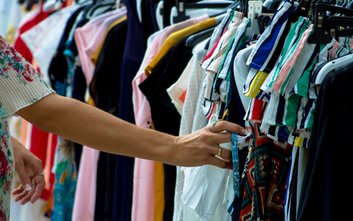 Wyprzedaż garażowa / zdjęcie ilustracyjne