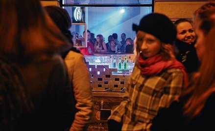 Na pierwszym piętrze jest sala seminaryjna, w podziemiach studio muzyczne, a na parterze – tłumnie o