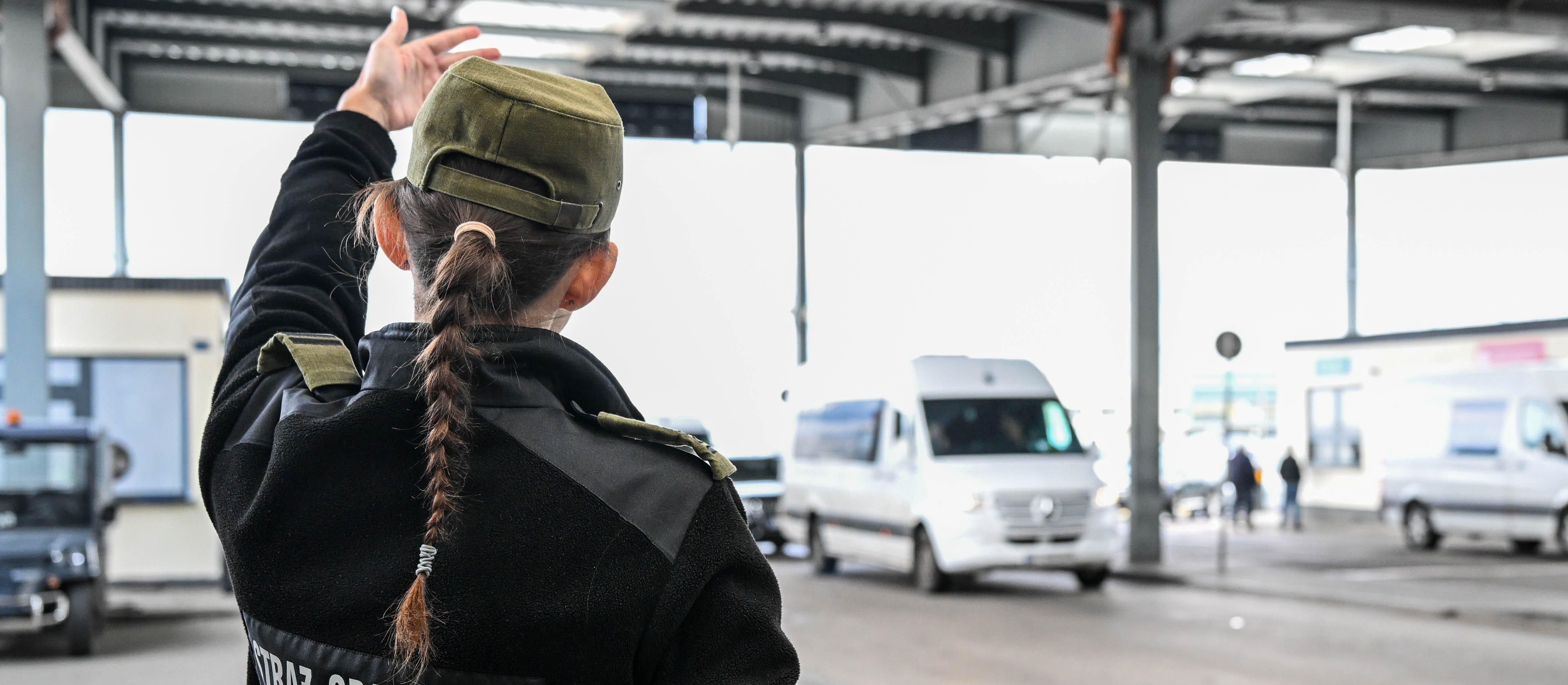 Ukraina wypuszcza młodych mężczyzn za granicę. Ogromny ruch na przejściach do Polski