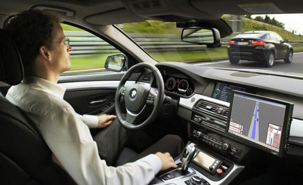 Jazda BMW po torze czy autostradzie to jedno z łatwiejszych zadań dla systemu kierowania