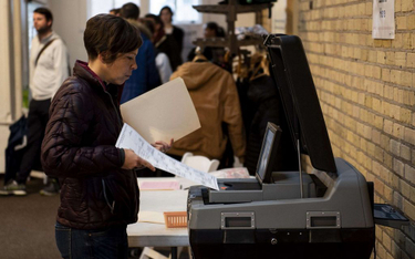 Głosowanie w Minneapolis (stan Minnesota) za pomocą maszyny wyborczej