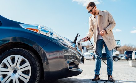Zwrot kosztów przejazdu prywatnym elektrykiem pracownika pracodawca może zaliczyć do kosztów uzyskan